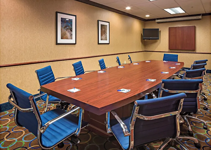 Holiday Inn Express Hotel & Suites Manchester - Airport By Ihg
